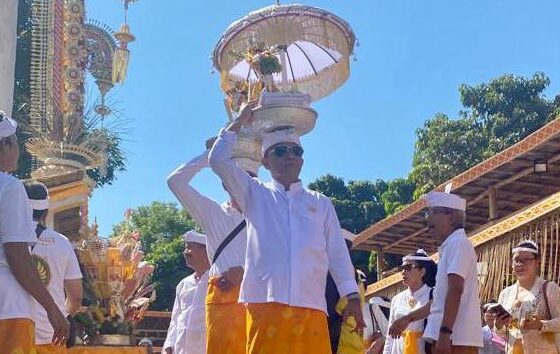 Foto: Pengrajeg Karya Baligia Utama, Anak Agung Bagus Parta Wijaya, saat mengikuti upacara Nganyut ke Segara Ujung, Karangasem, Rabu, 24 Juli 2025. (Balihotnews/ist).