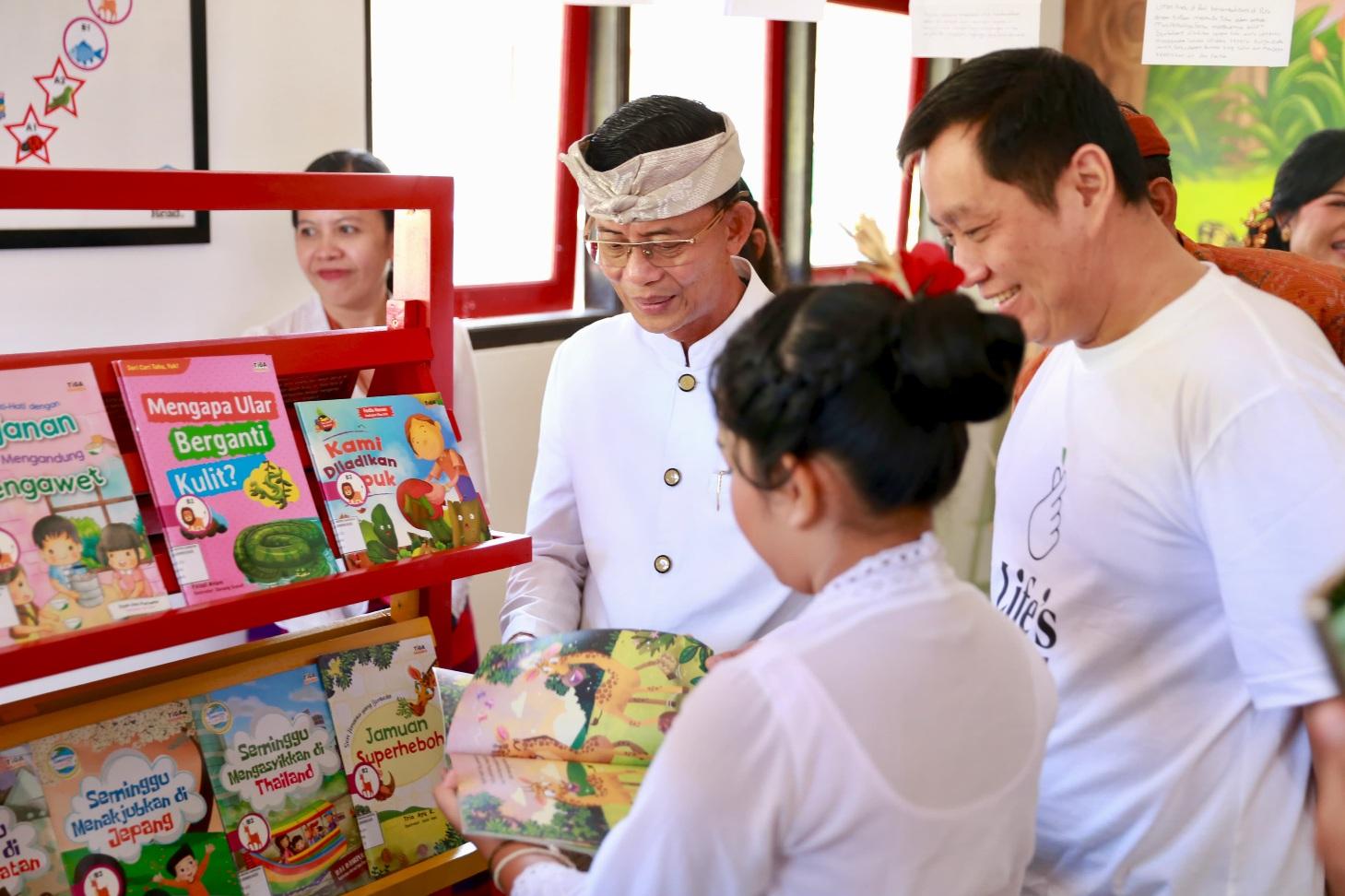 Bupati Klungkung I Made Satria usai meresmikan Perpustakaan Ramah Anak “LG Loves Children” di SD Negeri 2 Dawan Klod, Kecamatan Dawan, Kamis (24/7/2025). (balihotnews/ist)
