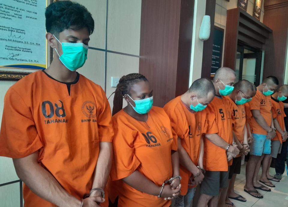 Foto: Seorang warga negara Brazil berinisial YB (25) dan wanita asal Afrika Selatan berinisial LN (32) terancam hukuman mati karena menyelundupkan narkoba dari negaranya masing-masing ke Bali. (Balihotnews/arn).