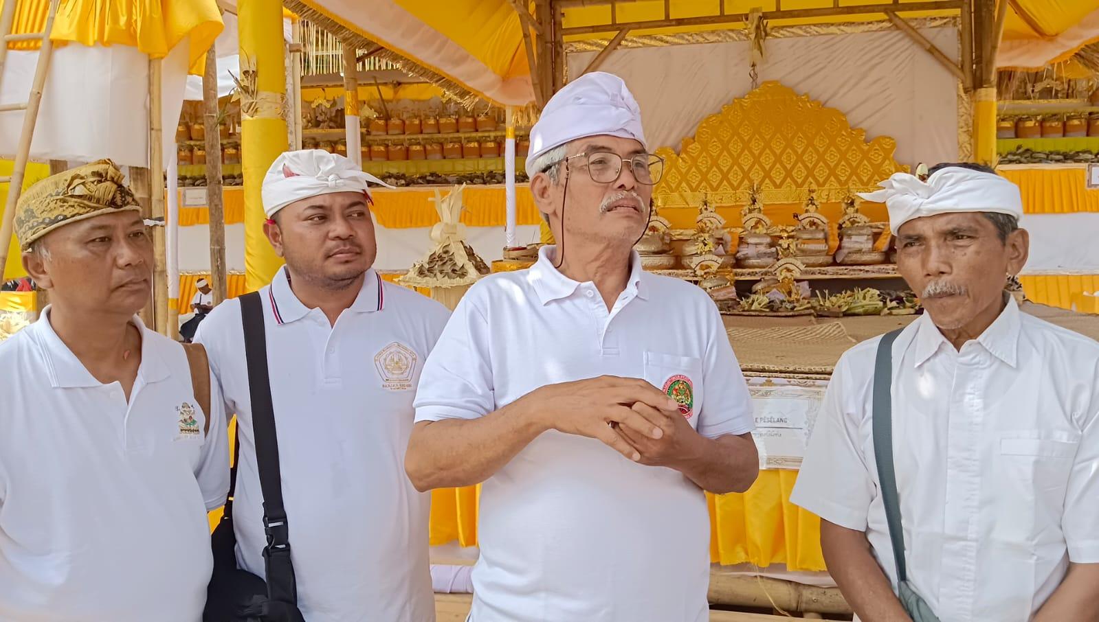 Foto: Penasehat Karya Baligia Bhukur I Gusti Agung Ngurah Sudarsana, yang juga Ketua Umum Pasemetonan PSNKK bersama pengiring dan baga Karya Baligia Bhukur. (Balihotnews/ist). 