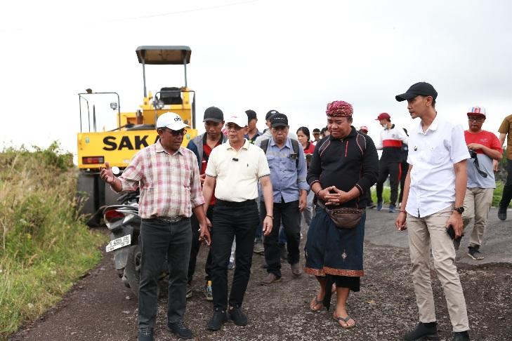 Bupati Klungkung I Nyoman Satria saat monitoring fisik bersama Wakil Bupati Tjokorda Gde Surya Putra, di Kecamatan Nusa Penida, Jumat (25/7/2025). (balihotnews/ist).