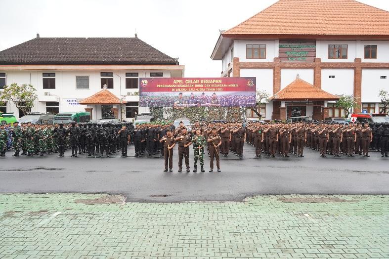 Apel Gelar Pasukan Gabungan di Lapangan Upacara Kantor Kejati Bali, Senin (28/7/2025). (balihotnews/ist)