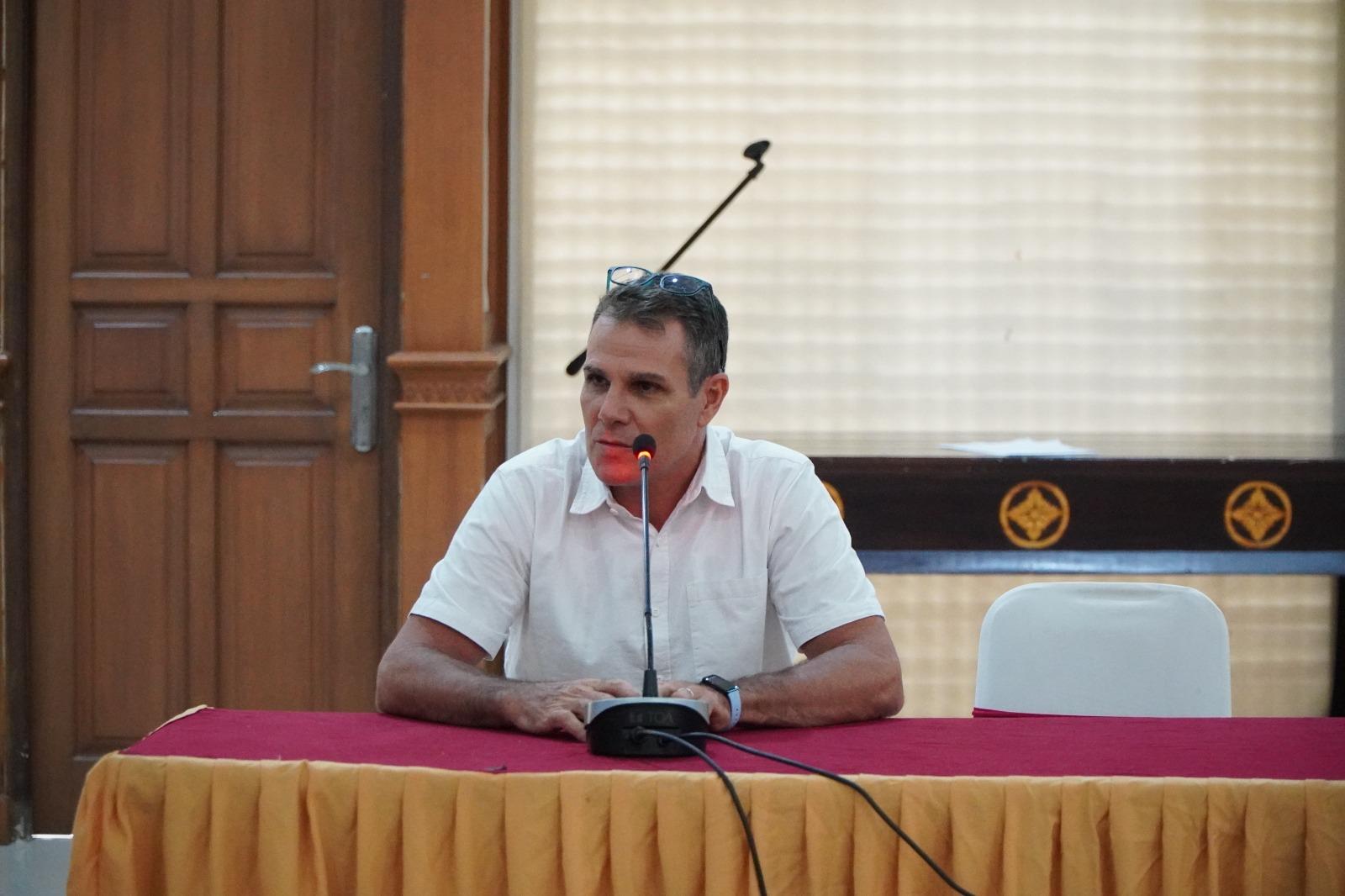 Graziano Mura (52) saat menjalani sidang kewarganegaraan di Aula Darmawangsa, Kantor Wilayah Kementerian Hukum dan HAM (Kemenkumham) Bali, Senin (28/7/2025). (balihotnews/ist)