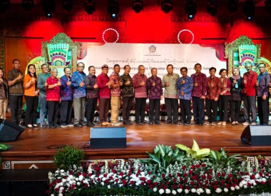 Foto: Gubernur Bali, Wayan Koster beserta pimpinan PTN dan PTS berfoto bersama, usai menandatangani Kesepakatan Bersama dan Perjanjian Kerjasama Program "Satu Keluarga Satu Sarjana" di Gedung Kertha Sabha, Rumah Jabatan Gubernur Bali, Jaya Sabha, Denpasar, Selasa, 29 Juli 2025. (Balihotnews/ist).