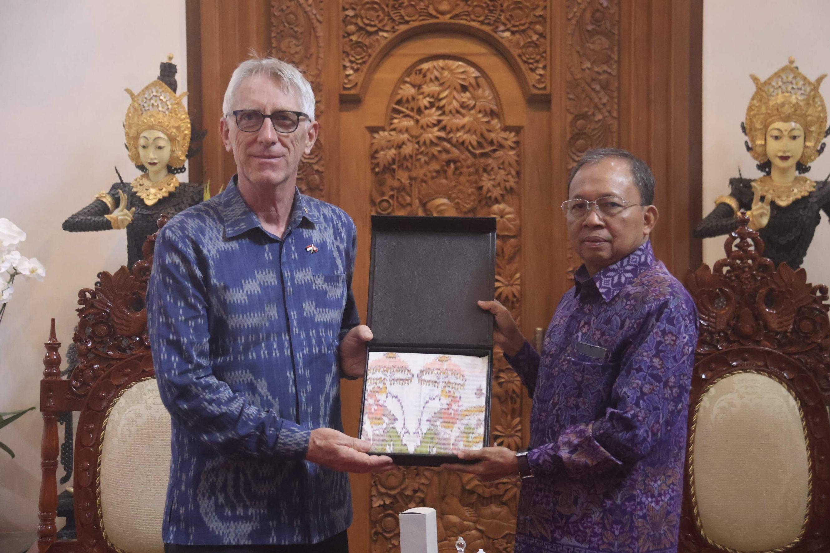 Foto: Gubernur Bali Wayan Koster menerima kunjungan kehormatan Konsulat Jenderal Swiss untuk Bali, Gerhard L. Nutz, di Jayasabha, Denpasar, Rabu (16/7/ 2025). (Balihotnews/ist).