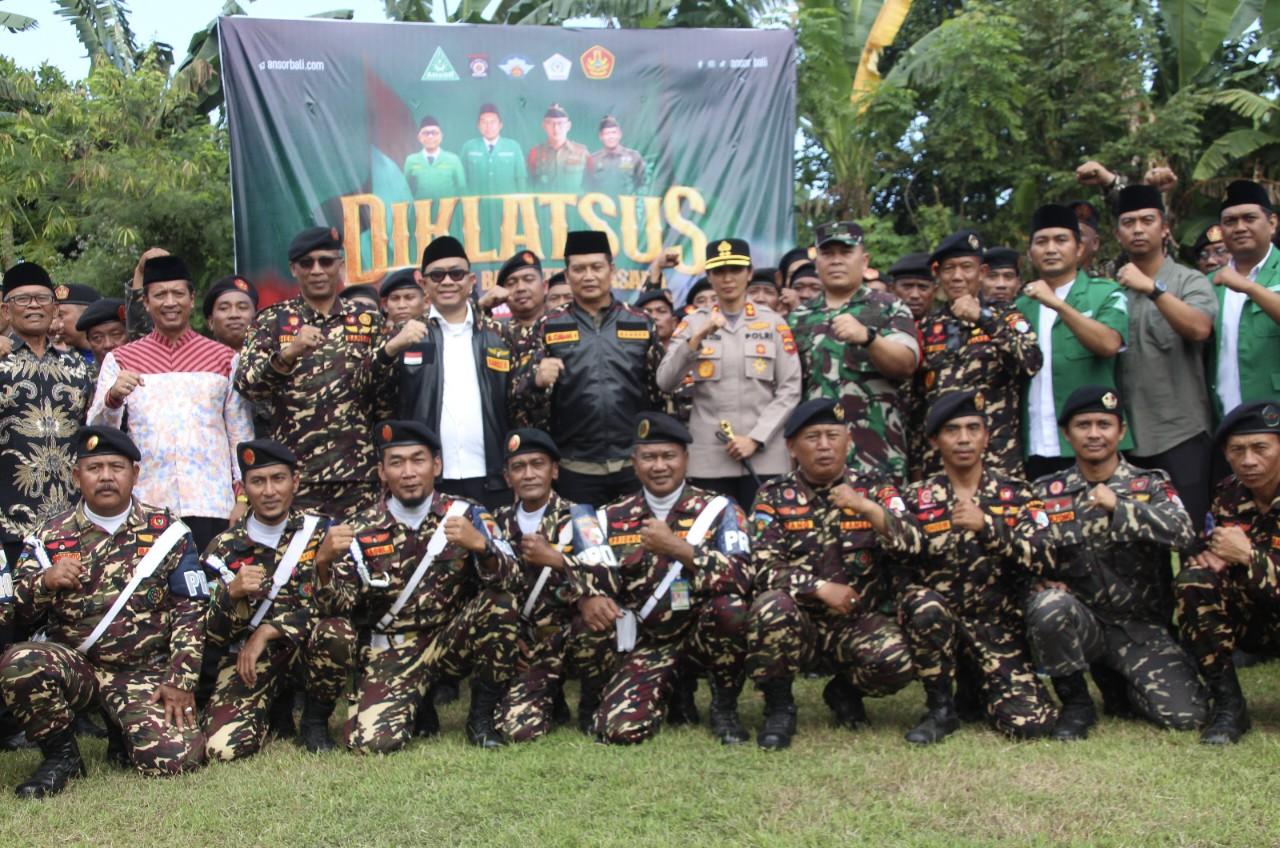 Foto: Bupati Jembrana, I Made Kembang Hartawan memberikan apresiasi kepada Satkorwil Banser Bali atas terselenggara kegiatan Diklatsus Bagana, Basada dan Balantas di Mts Al-Mustaqim Jembrana, 11-13 Juli 2025. (Balihotnews/ist).