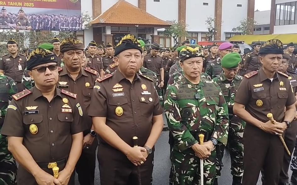 Dari kiri, Kajati NTB Wahyudi, Kepala Kejaksaan Tinggi (Kajati) Bali Dr. Ketut Sumedana, Pangdam IX/Udayana Mayjen TNI Piek Budyakto, dan Kajati NTT Zet Tadung Allo. (balihotnews/ist)