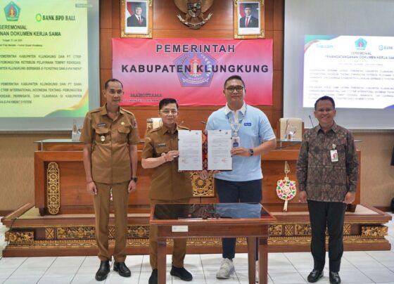 Bupati Klungkung I Made Satria, Wakil Bupati Tjokorda Gde Surya Putra, Direktur Utama Bank BPD Bali I Nyoman Sudarma, dan Direktur PT Ctrip Internasional Indonesia I Nyoman Gede Krishna Aryawiguna, melakukan perjanjian kerja sama dengan PT Ctrip Internasional Indonesia dan PT Bank Pembangunan Daerah (BPD) Bali, yang ditandatangani di Ruang Rapat Praja Mandala, Kantor Bupati Klungkung, Senin (21/7/2025). (balihotnews/ist).