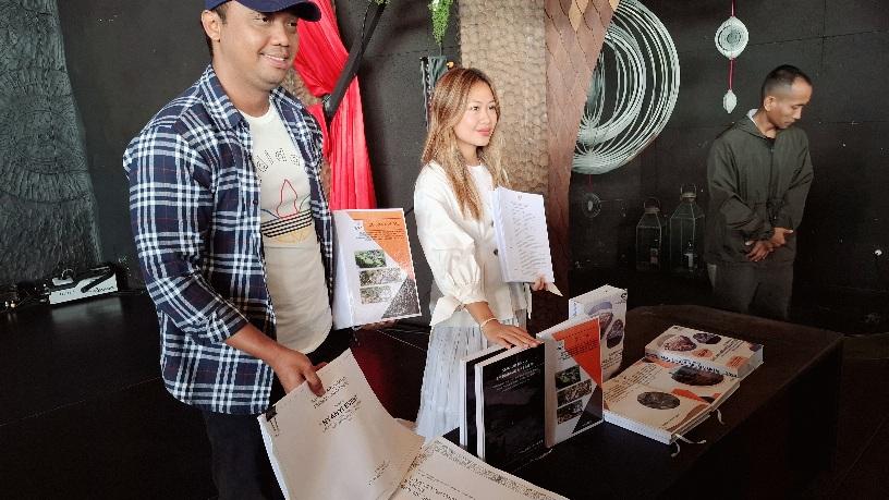 Gede Wahyu Harianto, Senior Legal Officer Nuanu (kiri) dan Ida Ayu Astari Prada, Brand dan Communications Director sekaligus Head of NSF (kanan), saat menunjukkan legalitas aset tanah. (balihotnews/rahma)
