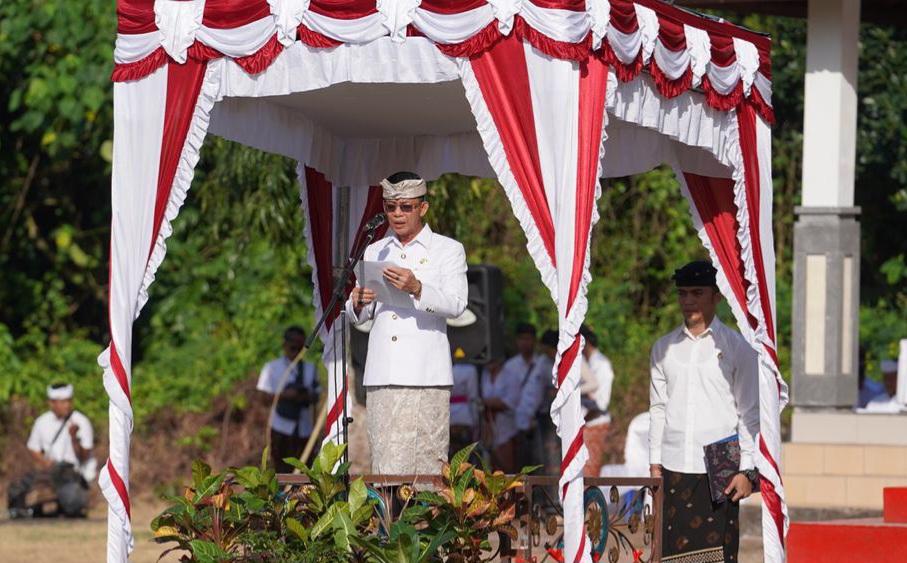 Bupati Klungkung, I Made Satria, yang bertindak sebagai inspektur upacara di Hari Jadi ke-67 Provinsi Bali yang digelar Pemerintah Kabupaten Klungkung di Lapangan Pau, Kecamatan Banjarangkan, Kamis (14/8/2025). (balihotnews/ist)
