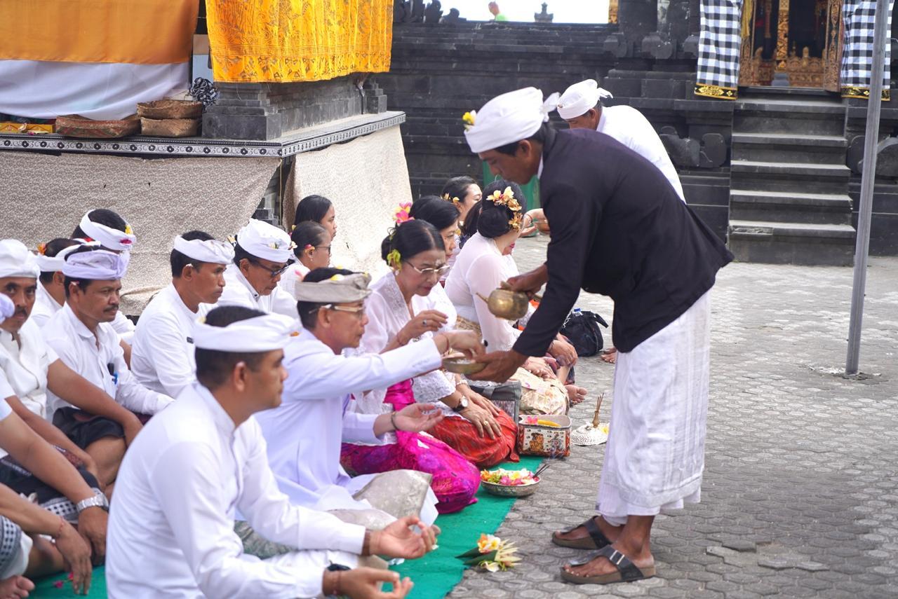 Rangkaian pujawali di Pura Dalem Ped dan Pura Parhayangan Penida, Desa Sakti, Kecamatan Nusa Penida, Jumat (22/8/2025). (balihotnews/ist)