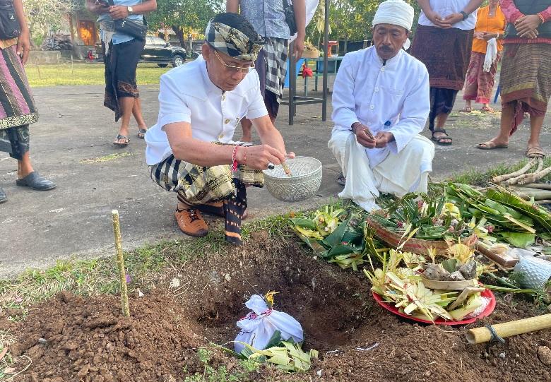 Bupati Klungkung I Made Satria melakukan peletakan batu pertama pembangunan Unit Sekolah Baru (USB) PAUD Negeri di Dusun Saren, Desa Batumadeg, Nusa Penida, Kamis (28/8/2025). (balihotbews/pemkabklungkung)