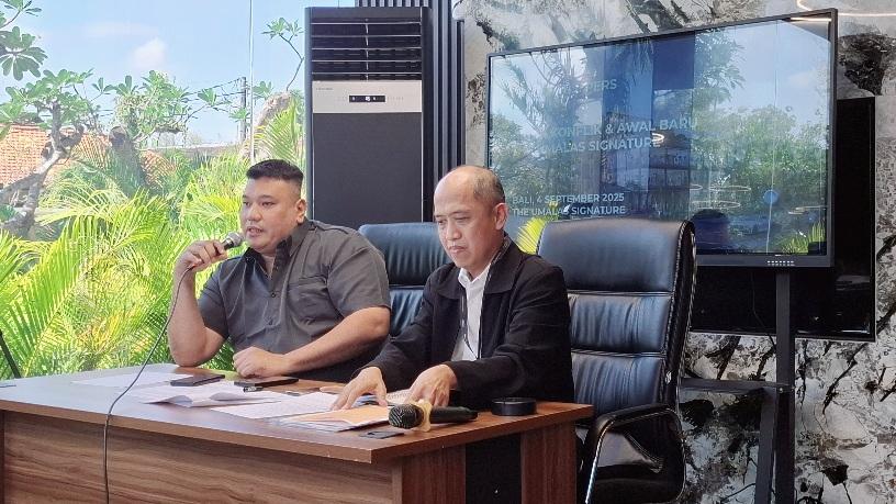Konferensi Pers The Umalas Signature oleh Direktur PT Umalas Prasada (SUP) Charles B Siringo Ringo (kiri) didampingi Head Legal PT SUP Parade Damedo Sitorus (kanan), pada Kamis (4/9/2025). (balihotnews/rahma)