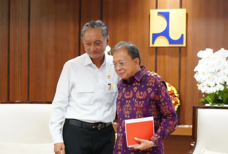 Menteri Pekerjaan Umum Doy Hanggodo saat bertemu dengan Gubernur Bali Wayan Koster di Jakarta, Selasa (2/9/2025). (balihotnews/ist)