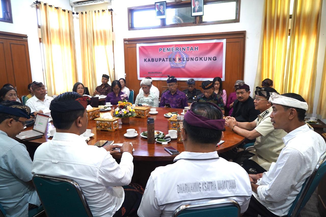 Bupati Klungkung, I Made Satria bersama Wakil Bupati, Tjokorda Gde Surya Putra, menerima audiensi Kepala Badan Riset dan Inovasi Daerah (Brida) Provinsi Bali, Ir. I Made Gunaja, M.Si, bersama tim peneliti Universitas Udayana, Kamis (2/10/2025) di ruang rapat Kantor Bupati Klungkung. (balihotnews/pemkabklungkung)