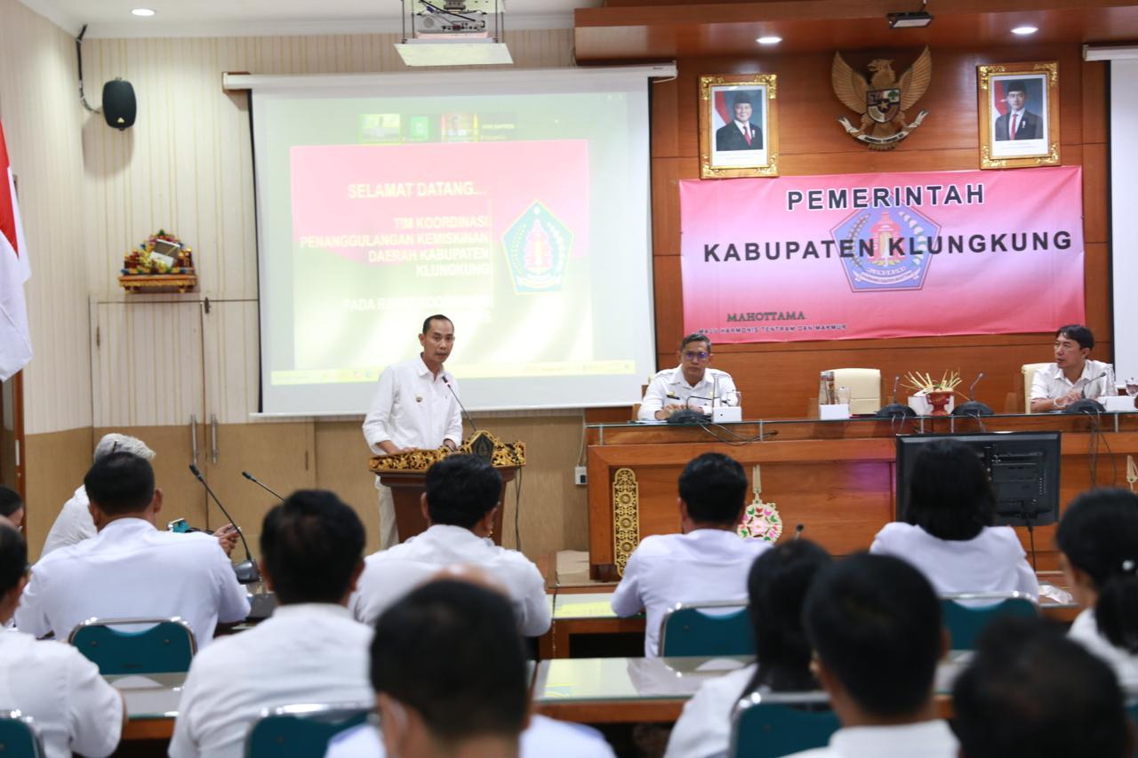 Rapat Koordinasi (Rakor) Tim Koordinasi Penanggulangan Kemiskinan Kabupaten Klungkung Tahun 2025 di Ruang Rapat Praja Mandala Kantor Bupati Klungkung, Rabu (22/10/2025). (balihotnews/istimewa).