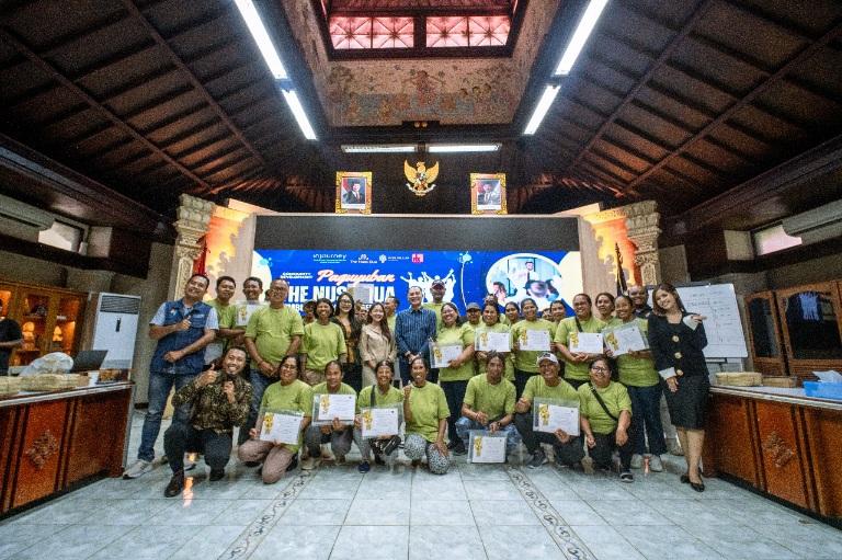 Indonesia Tourism Development Corporation (ITDC) bersama Public Community Relation (PCR) The Nusa Dua menggelar pelatihan peningkatan kapasitas bagi 60 pedagang pantai, Kamis (23/9/2025). (balihotnews/istimewa)