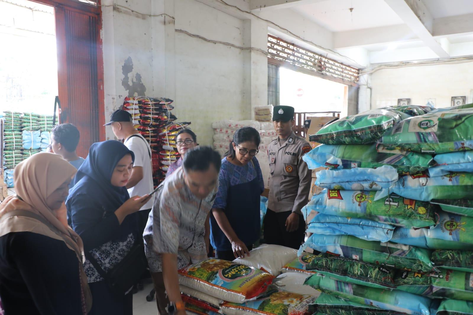 Hari kedua Operasi pengendalian harga beras di wilayah hukum Bali dengan melakukan inspeksi mendadak (sidak) ke dua distributor beras di Kota Denpasar Jumat (24/10/2025). (balihotnews/istimewa)