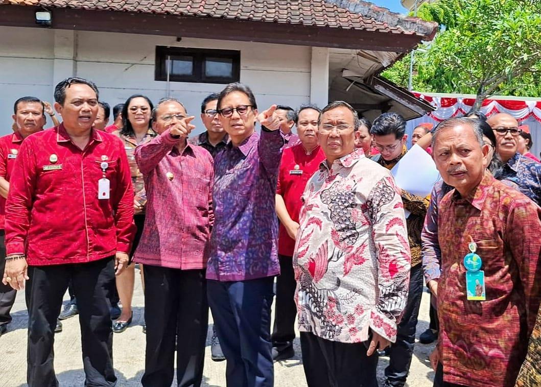 Gubernur Bali Wayan Koster didampingi Wakil Walikota Denpasar I Kadek Agus Arya Wibawa menerima kunjungan kerja Menteri Kesehatan RI Budi Gunadi Sadikin di RSUD Wangaya, Jumat (24/10/2025). (balihotnews/istimewa)