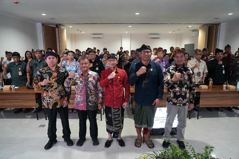 Pemerintah Kabupaten Klungkung gelar Rapat Koordinasi (Rakor) Rencana Aksi Tindak Lanjut Survei Penilaian Integritas (SPI) 2024 dan Progres Monitoring, Controlling, Surveillance for Prevention (MCSP) 2025, Kamis (30/10/2025). (balihotnews/pemkabklungkung)