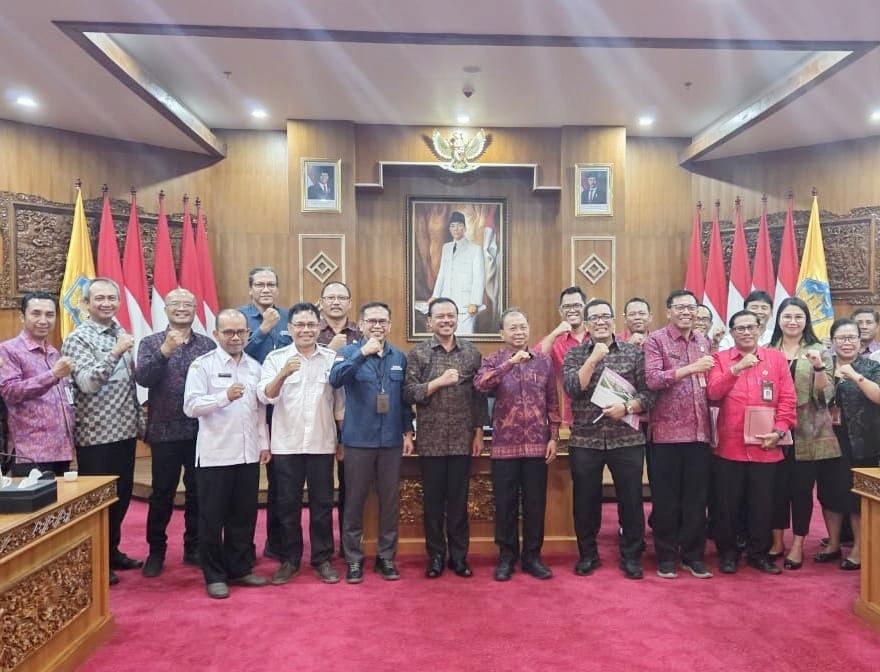 Gubernur Bali Wayan Koster dan Bupati Tabanan I Komang Gede Sanjaya beserta sejumlah pejabat lainnya berfoto bersama seusai rapat koordinasi di Gedung Kertha Sabha, Kantor Gubernur Bali, Rabu 22 Oktober 2025. (Balihotnews/Ist).