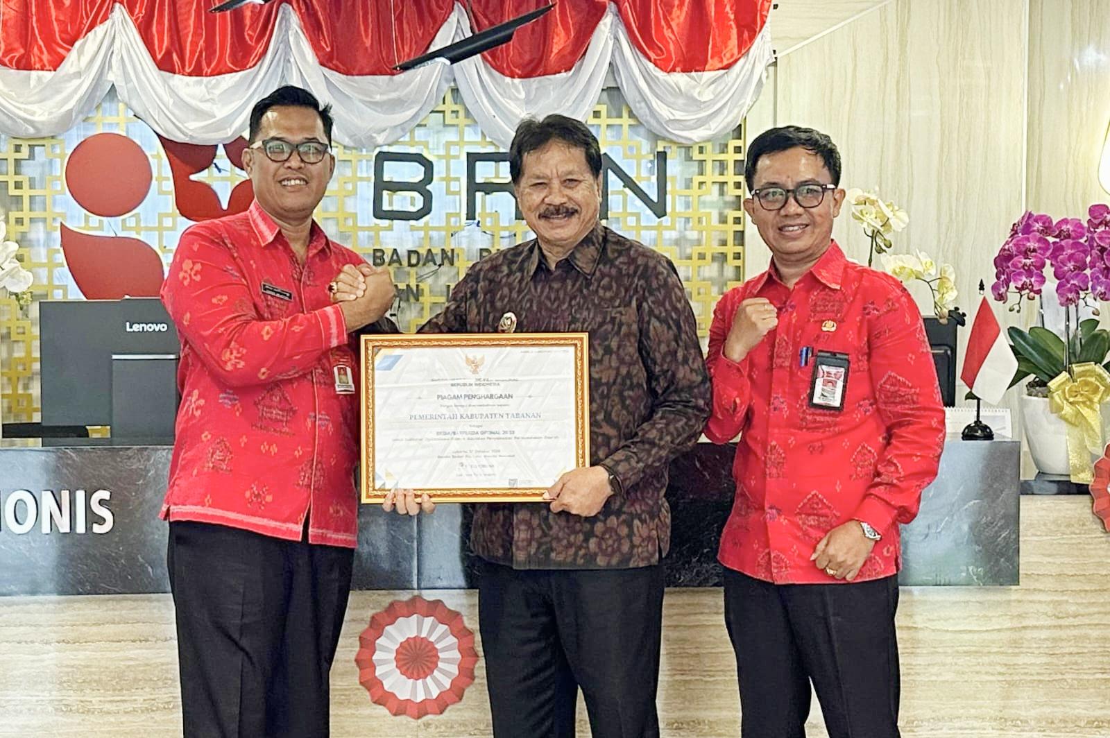 Wakil Bupati Tabanan I Made Dirga (tengah) saat hadir menerima penghargaan Apresiasi BRIDA Optimal 2025 dari Badan Riset dan Inovasi Nasional di Jakarta, Senin, 27 Oktober 2025. (Balihotnews/Ist)