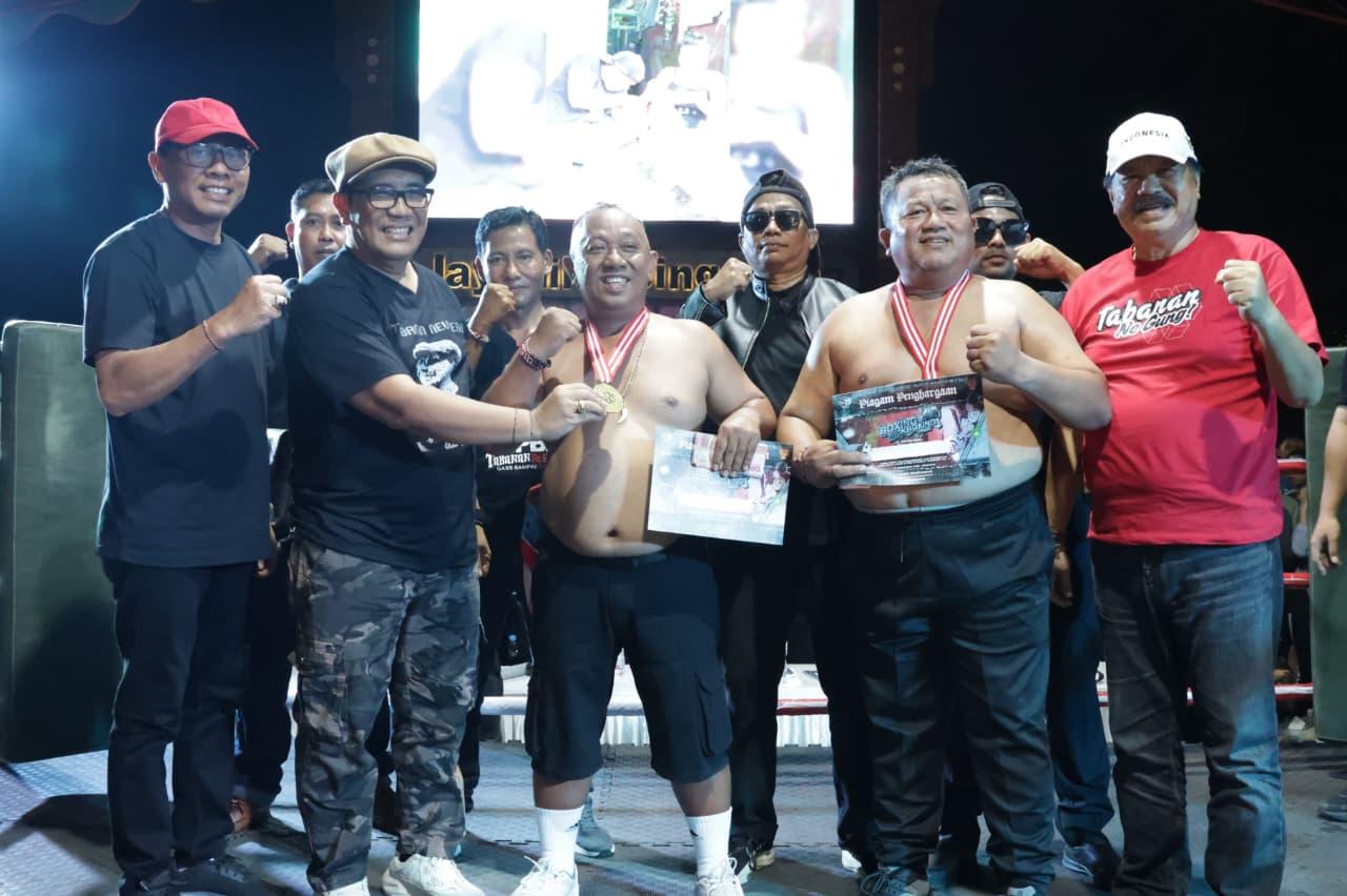 Pertandingan tinju ekshibisi antara dua Kepala Dinas di Tabanan sebagai rangkaian HUT ke-532 Kota Singasana, Sabtu (15/11/2025) malam di di Lapangan Alit Saputra Tabanan. (Balihotnews/Ist).