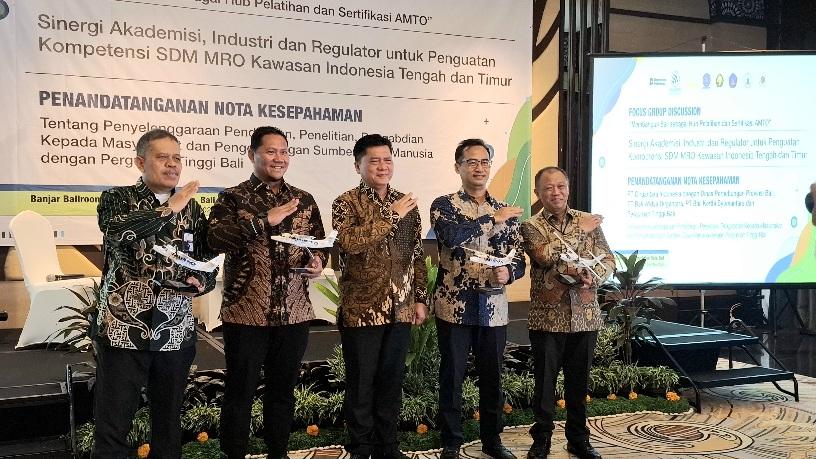 Pemberian cinderamata saat Focus Group Discussion (FGD) dengan tema ”Membangun Bali sebagai Hub Pelatihan dan Sertifikasi AMTO” bersama akademisi, industri dan regulator untuk penguatan kompetensi SDM MRO kawasan Indonesia bagian tengah dan timur pada Selasa (25/11/2025) di Anathera Resort Kuta. (balihotnews/rahma)