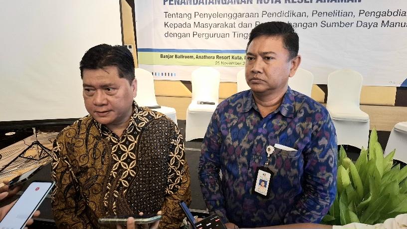 Direktur Utama PTDI, Gita Amperiawan (kiri) dan Kabid Pelayaran, Dinas Perhubungan Provinsi Bali, I Gede Nyoman Ari (kanan). (Balihotnews/rahma)