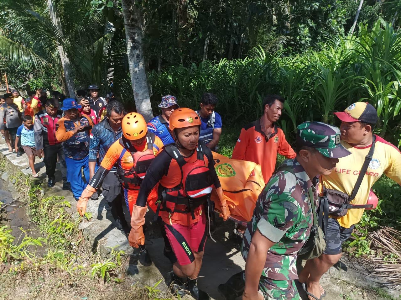 Wisatawan asal Jakarta ditemukan meninggal dunia sebab terseret arus di Sungai Batu Dendeng, Mas, Ubu, pada Sabtu (1/11/2025). (balihotnews/sar)