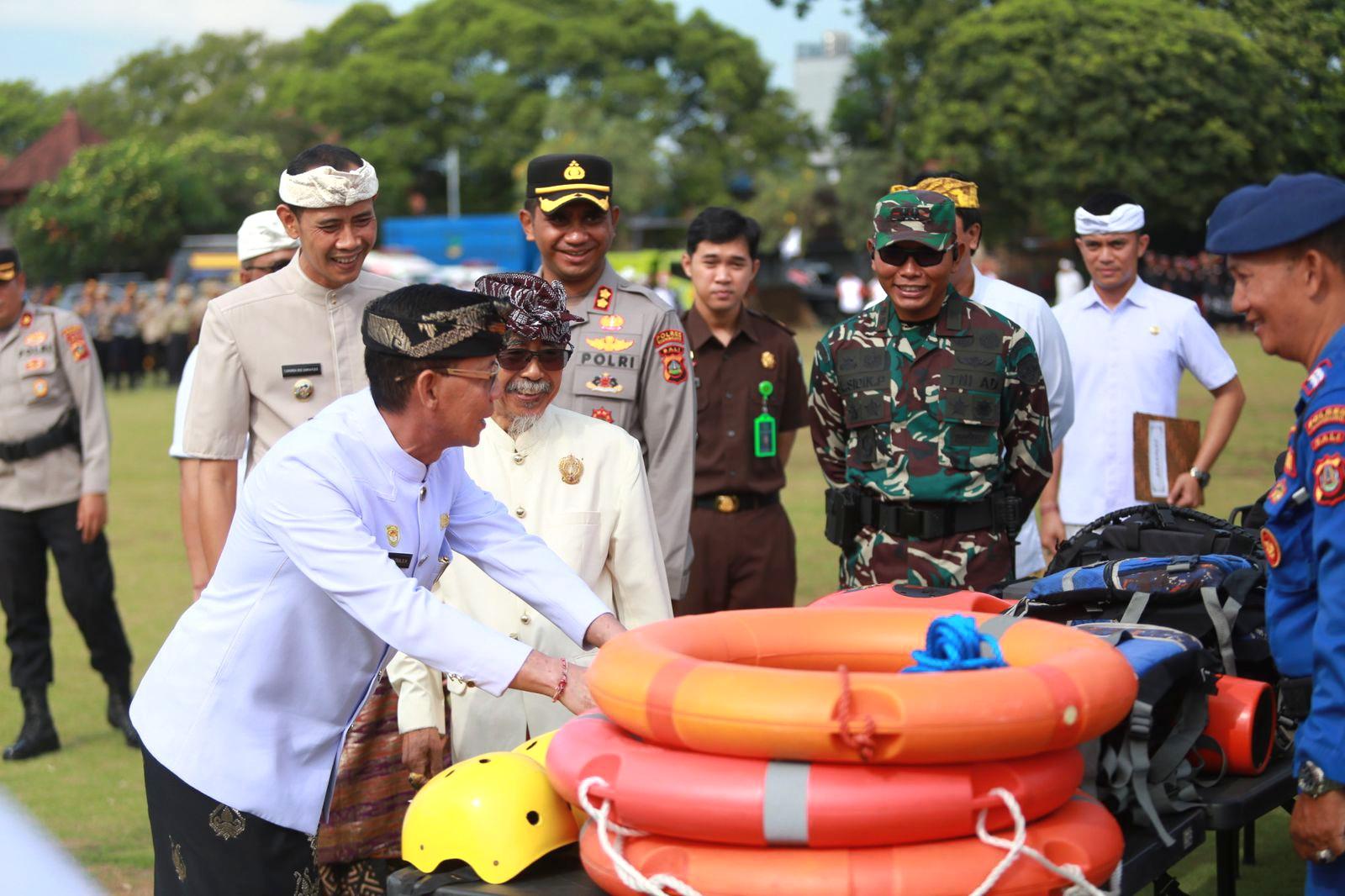 Pemerintah Kabupaten Klungkung menggelar Apel Siaga Bencana di Alun-Alun Ida Dewa Agung Jambe, Selasa (5/11/2025). (balihotnews/pemkabklungkung)