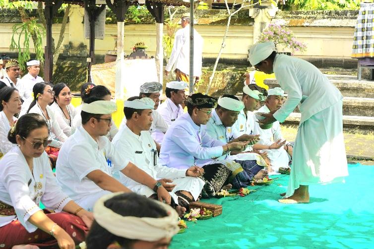 Pemerintah Kabupaten Klungkung melaksanakan persembahyangan bersama bertepatan dengan rahina suci Purnama Kelima di Pura Jagatnatha Klungkung, Rabu (5/11/2025). (balihotnews/pemkabklungkung)