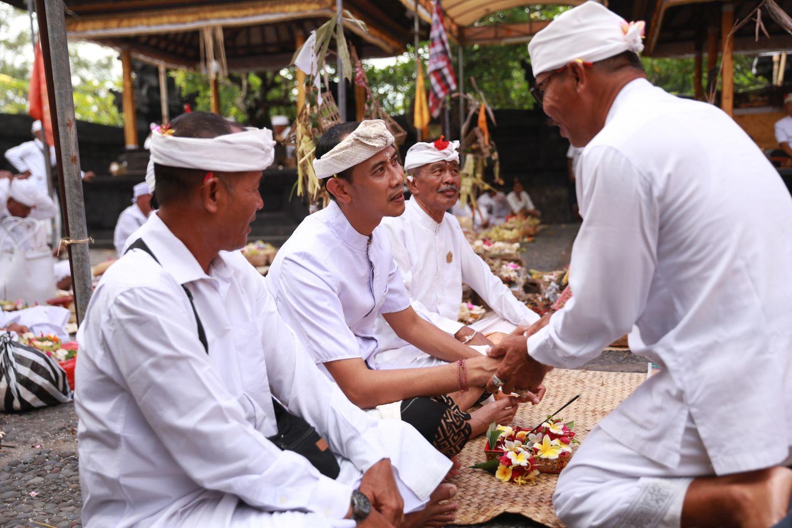 Wakil Bupati Klungkung hadiri Puncak Karya Pengusabaan di Pura Khayangan Jagat Watu Klotok, Desa Tojan, Kecamatan Klungkung, pada Rabu (5/11/2025). (balihotnews/pemkabklungkung)