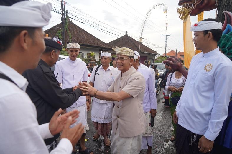 Bupati I Made Satria dan Wakil Bupati Tjokorda Gde Surya Putra melaksanakan Rahina Purnamaning Kalima di Kabupaten Klungkung, Rabu (5/11/2025). (balihotnews/istimewa)