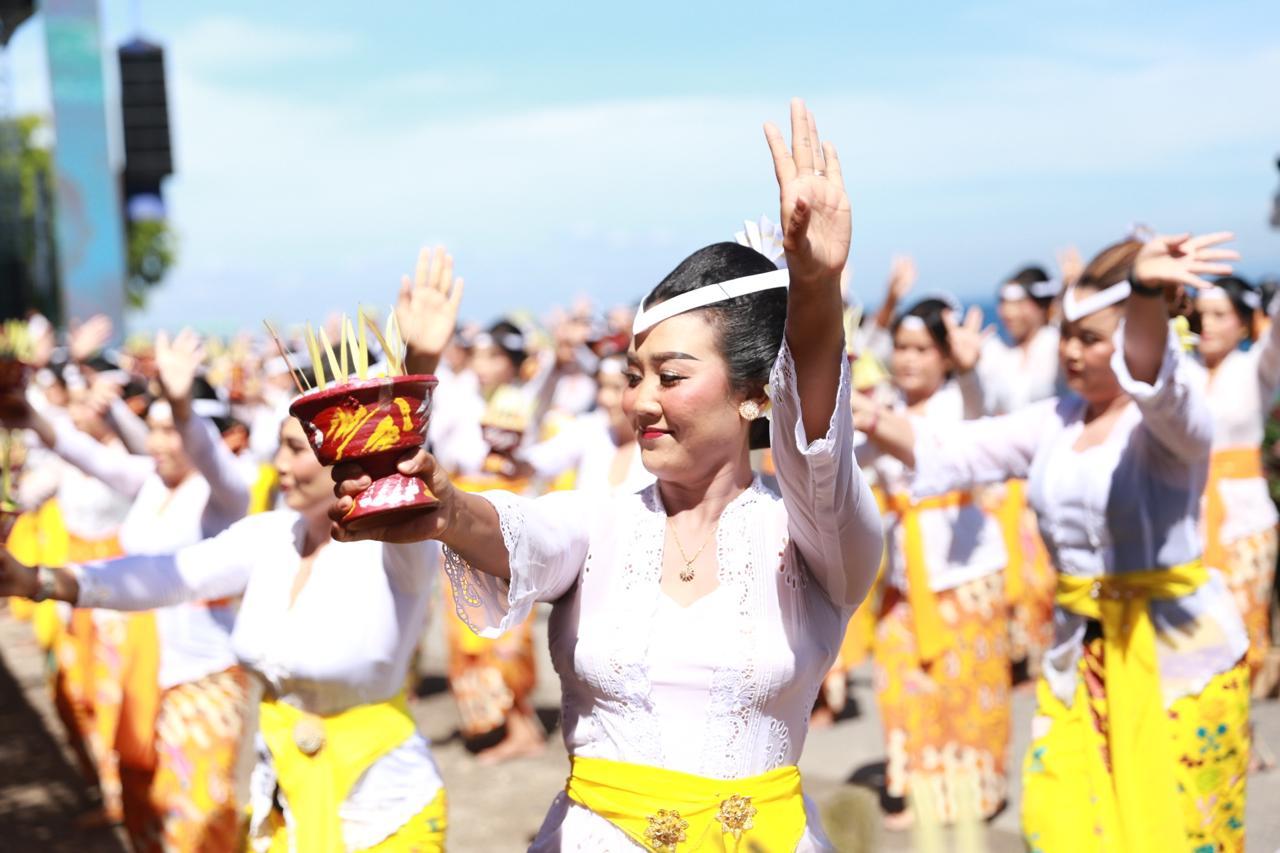 Puluhan penari Pendet Pasepan dan Tari Baris Pati membuka secara megah perhelatan Nusa Penida Festival ke-8 Tahun 2025 di Pantai Tanjung Kerambitan, Desa Batununggul, Kecamatan Nusa Penida, Jumat (7/11/2025). (balihotnews/istimewa)
