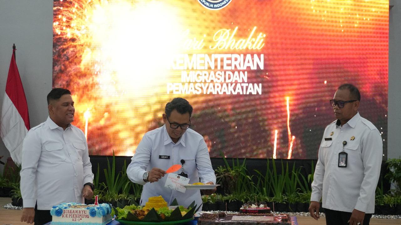 Peringatan Hari Bakti Kementerian Imigrasi dan Pemasyarakatan (IMIPAS) Ke-1 berlangsung khidmat di Lembaga Pemasyarakatan (Lapas) Kelas IIA Kerobokan, Sabtu (22/11/2025). (balihotnews/istimewa)