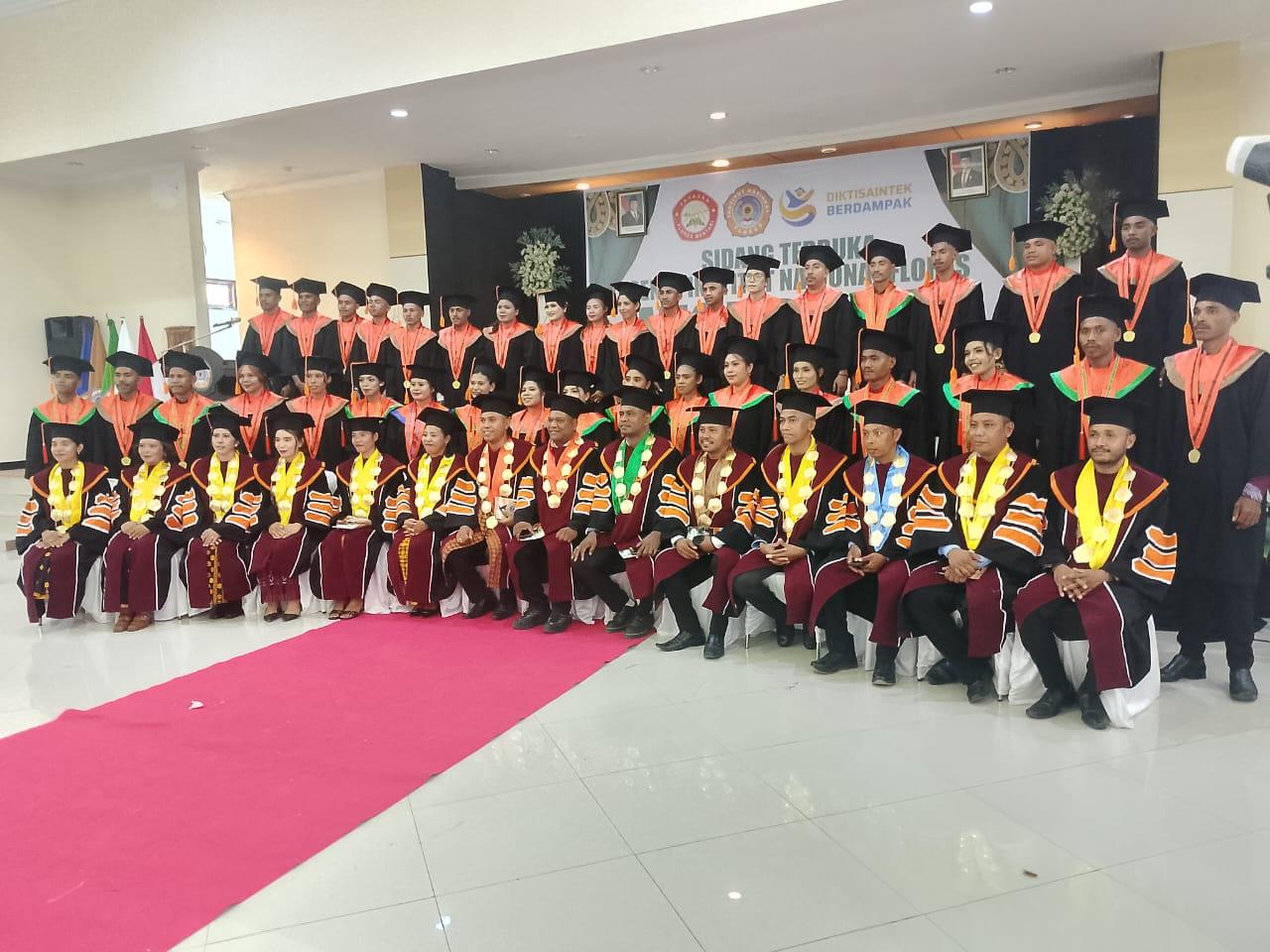 Wisuda ke-1 sarjana Institut Nasional Flores (INF) di Aula Sekretariat Daerah Kabupaten Nagekeo, Kamis (27/11/2025). (balihotnews/istimewa)