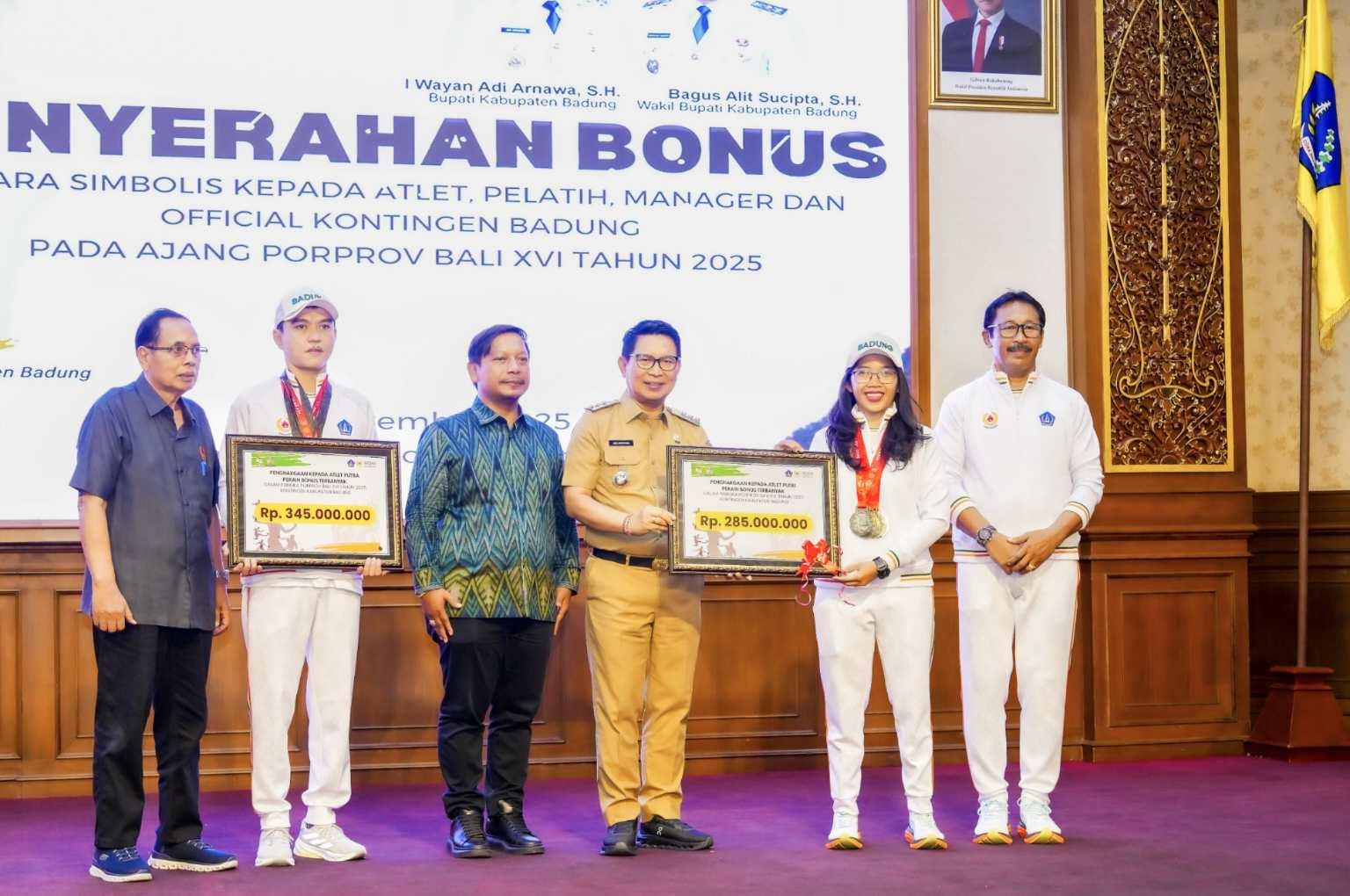 Bupati Badung, Wayan Adi Arnawa, saat penyerahan simbolis bonus atlet dan pelatih Porprov Bali XVI Tahun 2025 di Ruang Kertha Gosana, Puspem Badung, Senin, 3 November 2025. (Balihotnews/red)