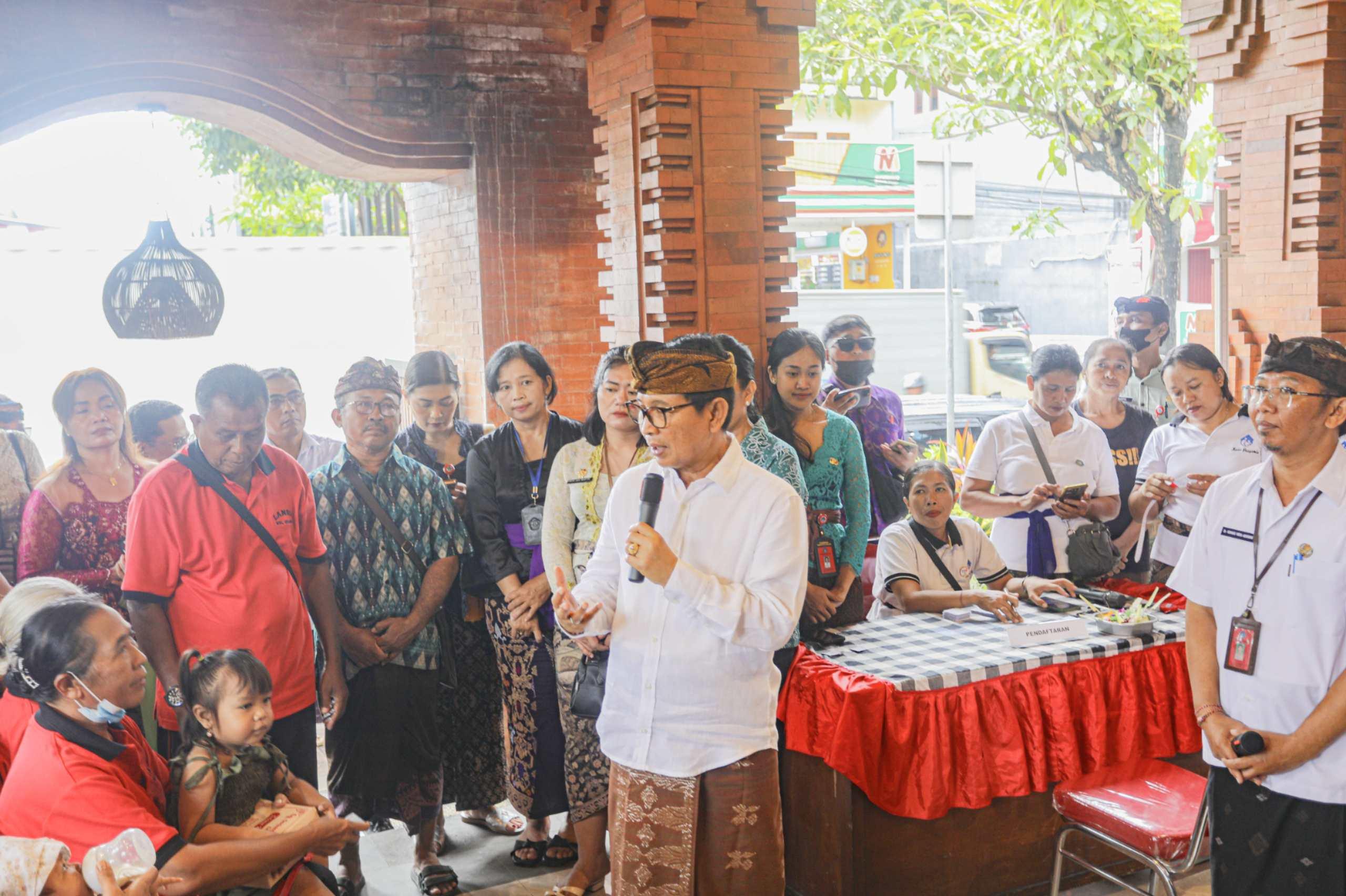 Bupati Badung, I Wayan Adi Arnawa melaksanakan Launching Gerakan Serentak Pencegahan Stunting di Banjar Pande, Kelurahan Sempidi, Mengwi, Kamis, 6 November 2025. (Balihotnews/red)