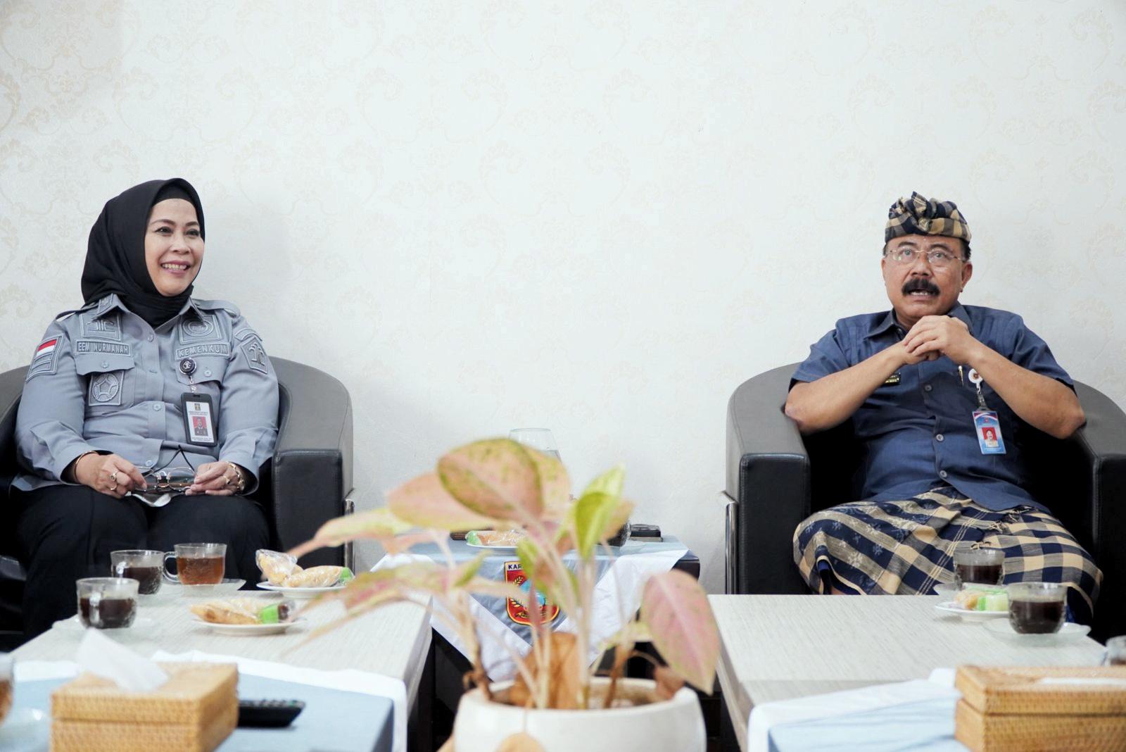 Kepala Kanwil Kemenkum Bali, Eem Nurmanah (kiri) bersama Sekda Karangasem I Ketut Sedana Merta, pada Kamis, 6 November 2025, di Gedung Pertemuan Sekda Karangasem. (Balihotnews/Ist)