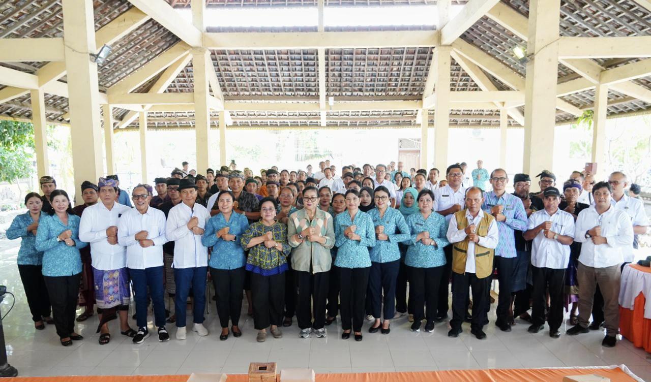 Sosialisasi Pengelolaan Sampah Berbasis Sumber (PSBS) dan pembatasan sampah sekali di Balai Desa Batununggul, Nusa Penida, Kabupaten Klungkung, Rabu (12/11/2025). (Balihotnews/ist)