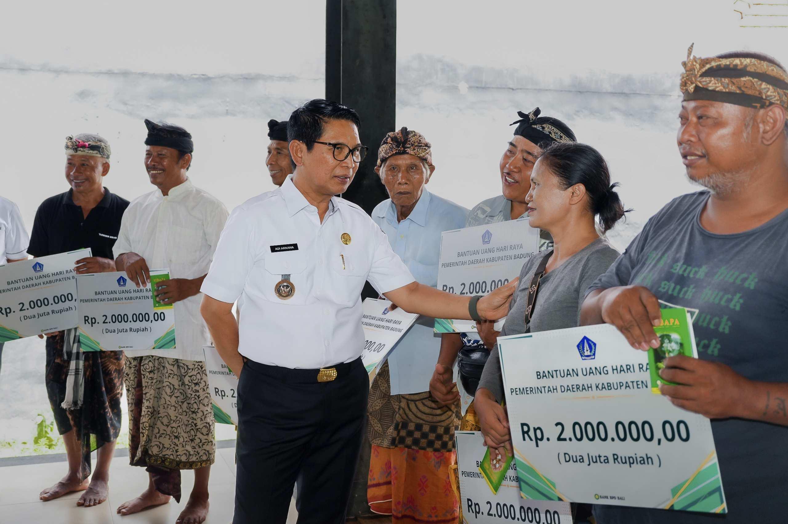 Menjelang Hari Raya Galungan, Bupati Badung I Wayan Adi Arnawa menyerahkan bantuan uang tunai Rp2 juta per KK kepada warga di Desa Adat Legian, Kuta, Rabu (12/11/2025). (Balihotnews/Ist).
