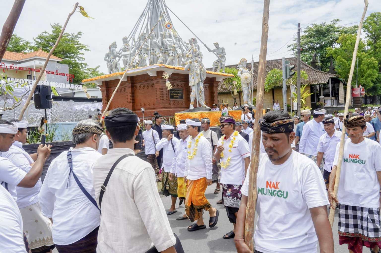 Taman Mekotek berdiri megah di perempatan Jl. By Pass Tanah Lot, Desa Munggu, diresmikan Bupati Badung Adi Arnawa, Kamis (13/11/2025). Monumen senilai Rp 2,4 miliar ini jadi ikon baru pariwisata berbasis budaya di Badung. (Balihotnews/Ist)