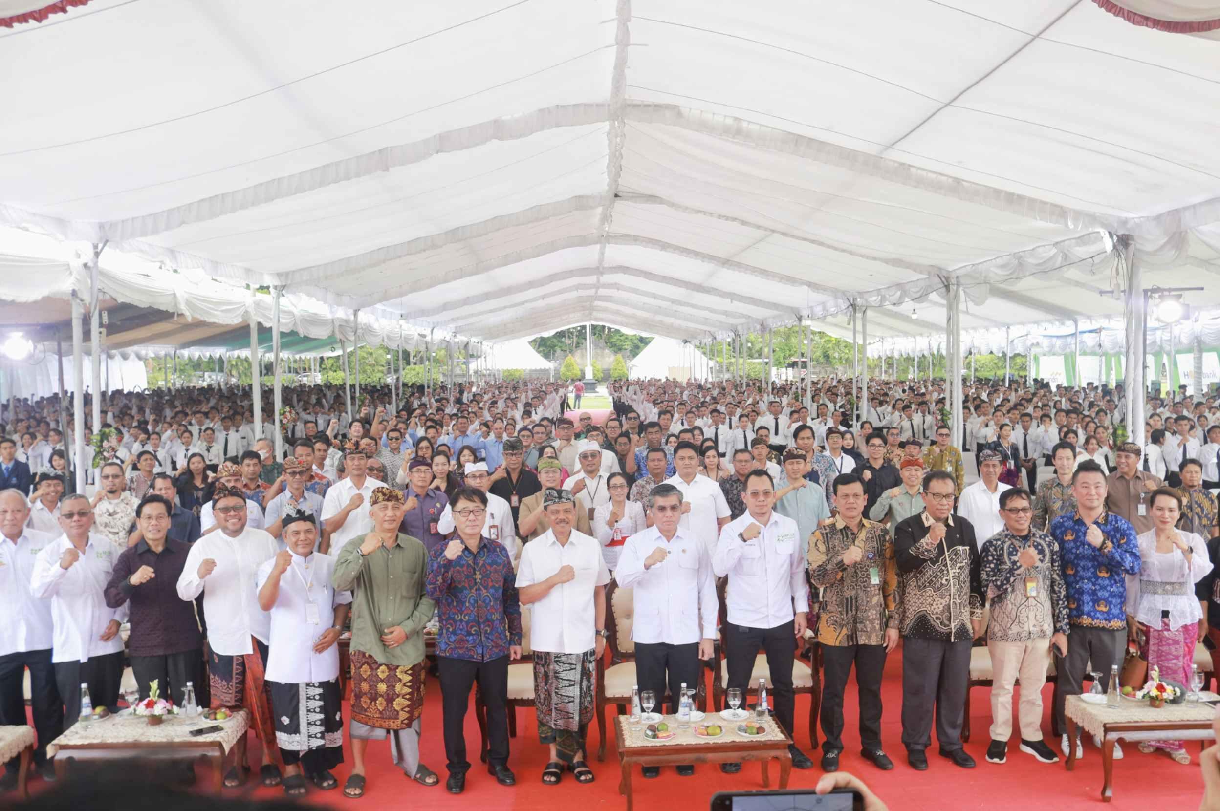 Ribuan peserta magang ke Jepang dilepas secara simbolis oleh Menaker Prof. Yassierli dan Sekda Bali Dewa Made Indra di Monumen Bajra Sandhi, Renon, Denpasar, Kamis (13/11/2025). (Balihotnews/Ist)