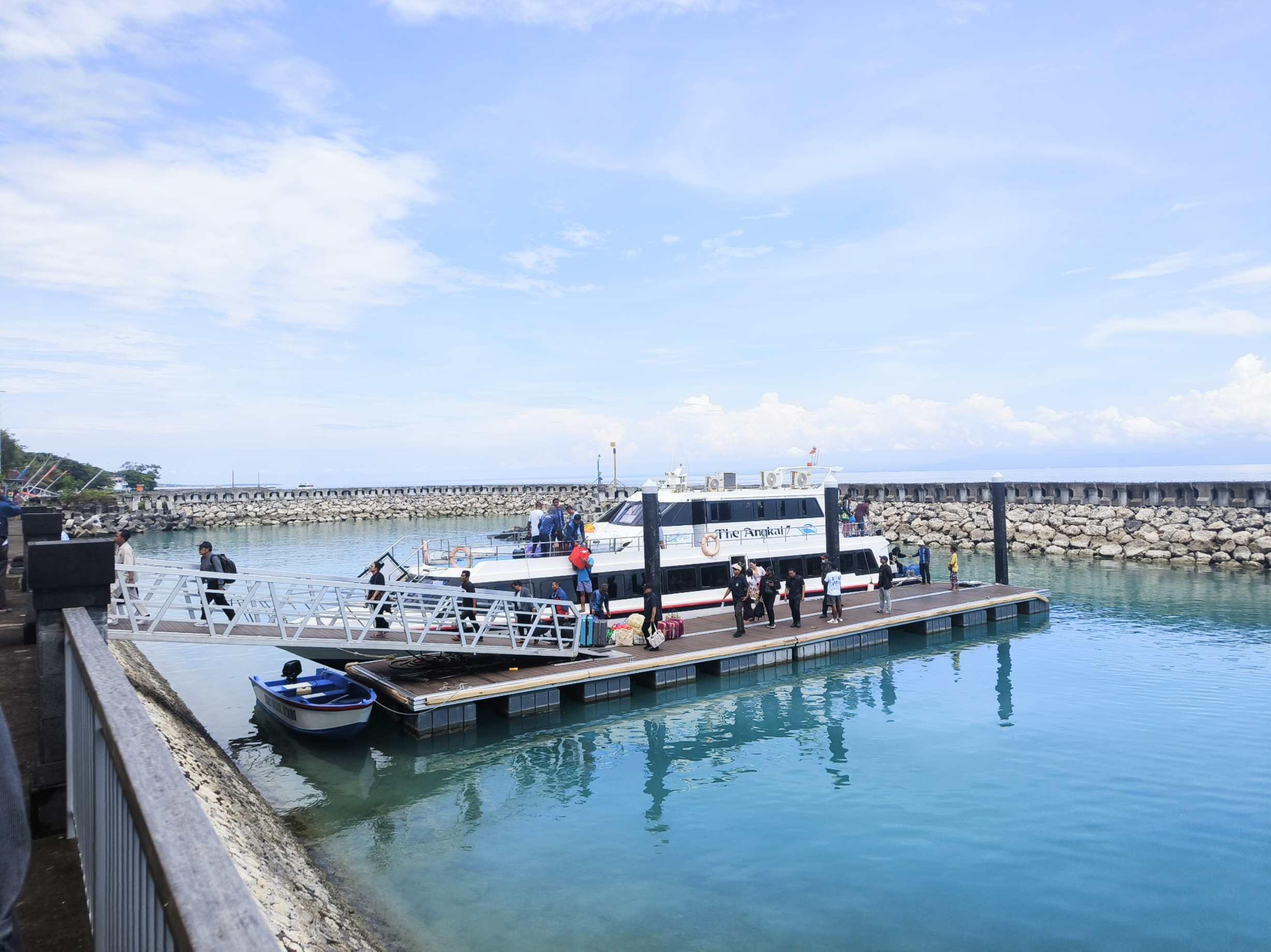 Wisatawan turun dari fast boat di Nusa Penida. (Balihotnews/dre)