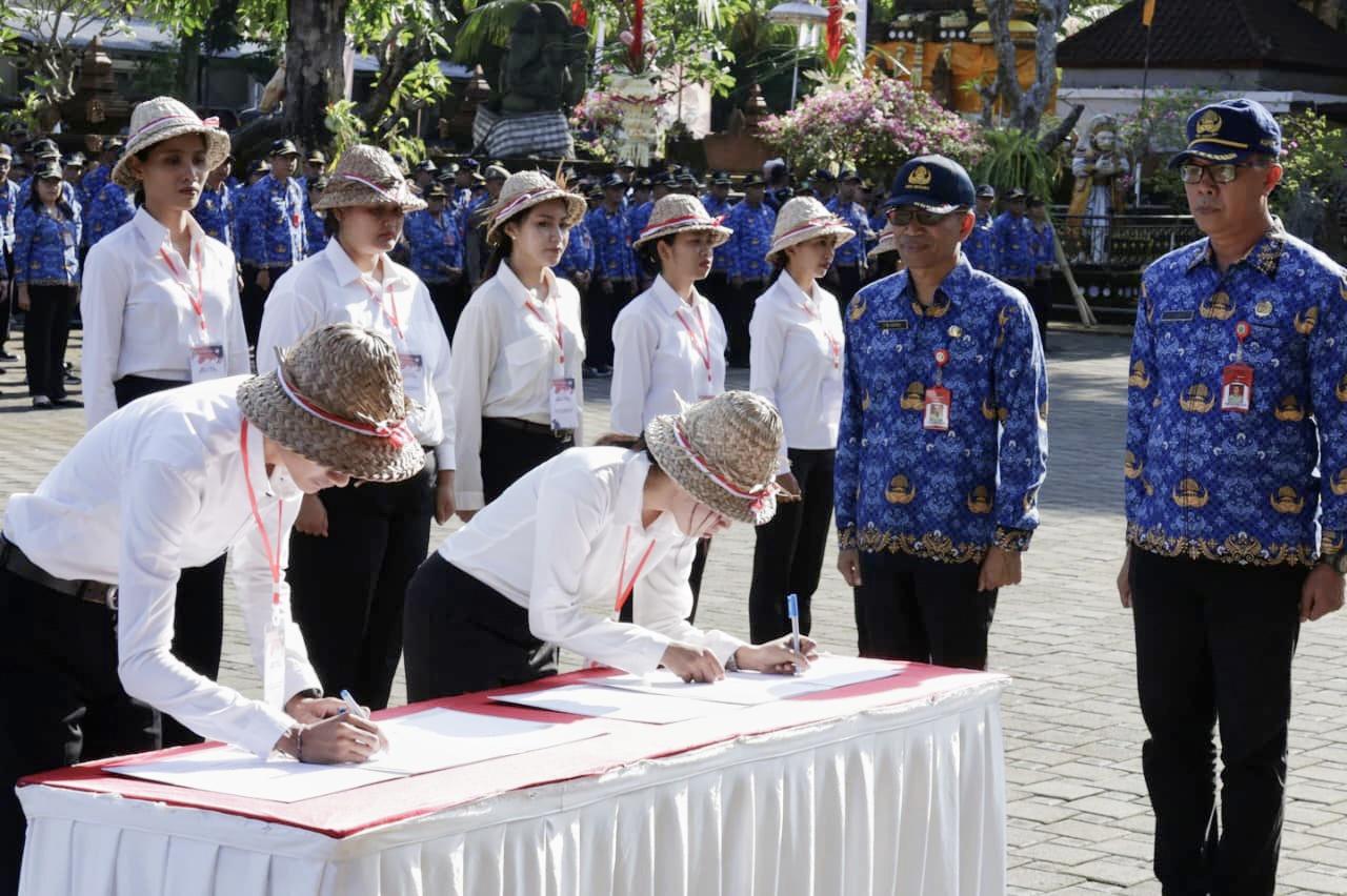 Penyerahan Surat Keputusan (SK) secara simbolis kepada 14 Pegawai Pemerintah dengan Perjanjian Kerja (P3K) di Halaman Kantor Bupati Tabanan, pada Senin (17/11/2025). (Balihotnews/Ist).