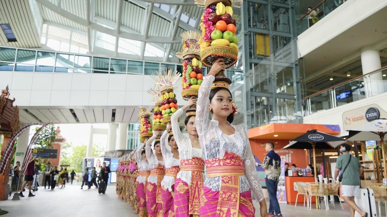 Nuansa perayaan Hari Suci Galungan menyemarakkan suasana Bandara Internasional I Gusti Ngurah Rai Bali (Balihotnews/Ist)