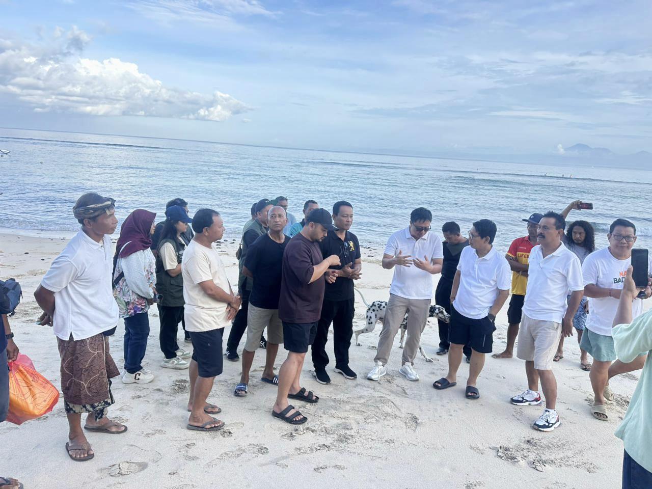 Bupati Badung Adi Arnawa berbaur bersama tokoh dan komunitas masyarakat di kawasan Pantai Bingin, Pecatu, Kecamatan Kuta Selatan, pada Kamis (20/11/2025). (Balihotnews/red).