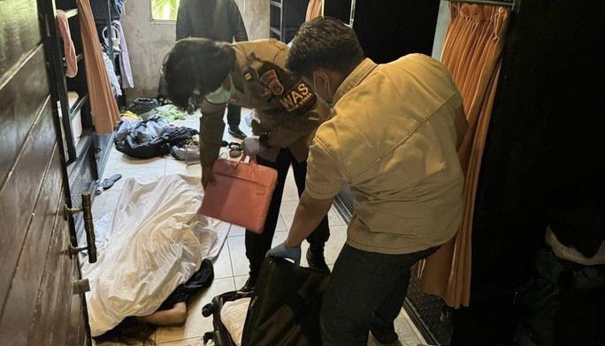 Polisi mengevakuasi turis China yang ditemukan tewas di Clandestino Hostel, Canggu, Kecamatan Kuta Utara, Badung, pada Selasa, 2 September 2025 lalu. (Balihotnews/ Ist)