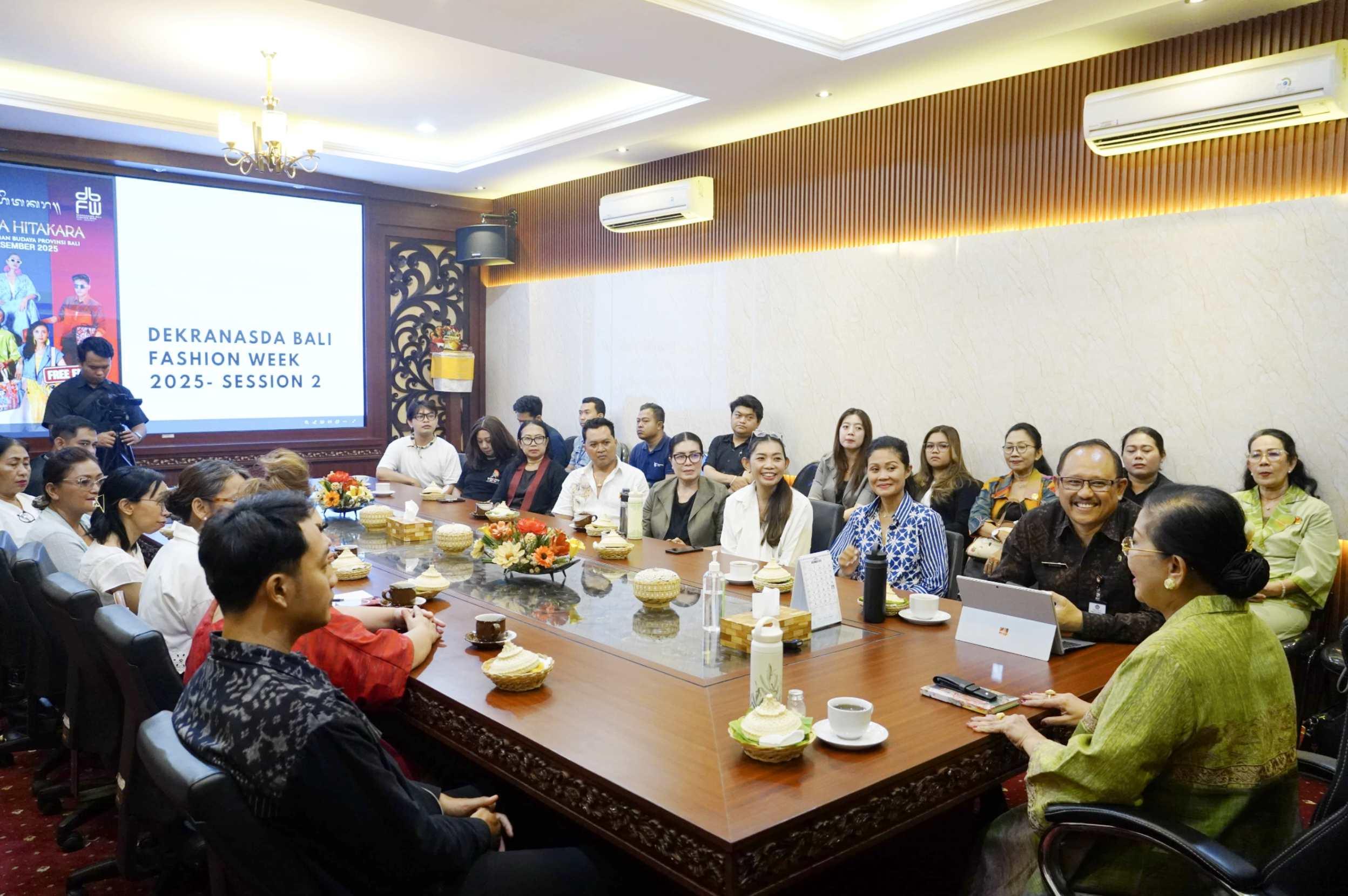 Rapat persiapan Dekranasda Bali Fashion Week (DBFW) 2025 Sesi 2, pada Jumat (21/11/2025) dipimpin langsung Ketua Dekranasda Bali, Ni Putu Putri Suastini Koster. (Balihotnews/red)